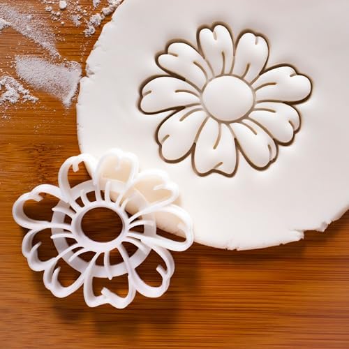 Daisy Cookie Cutter - 7cm x 6cm